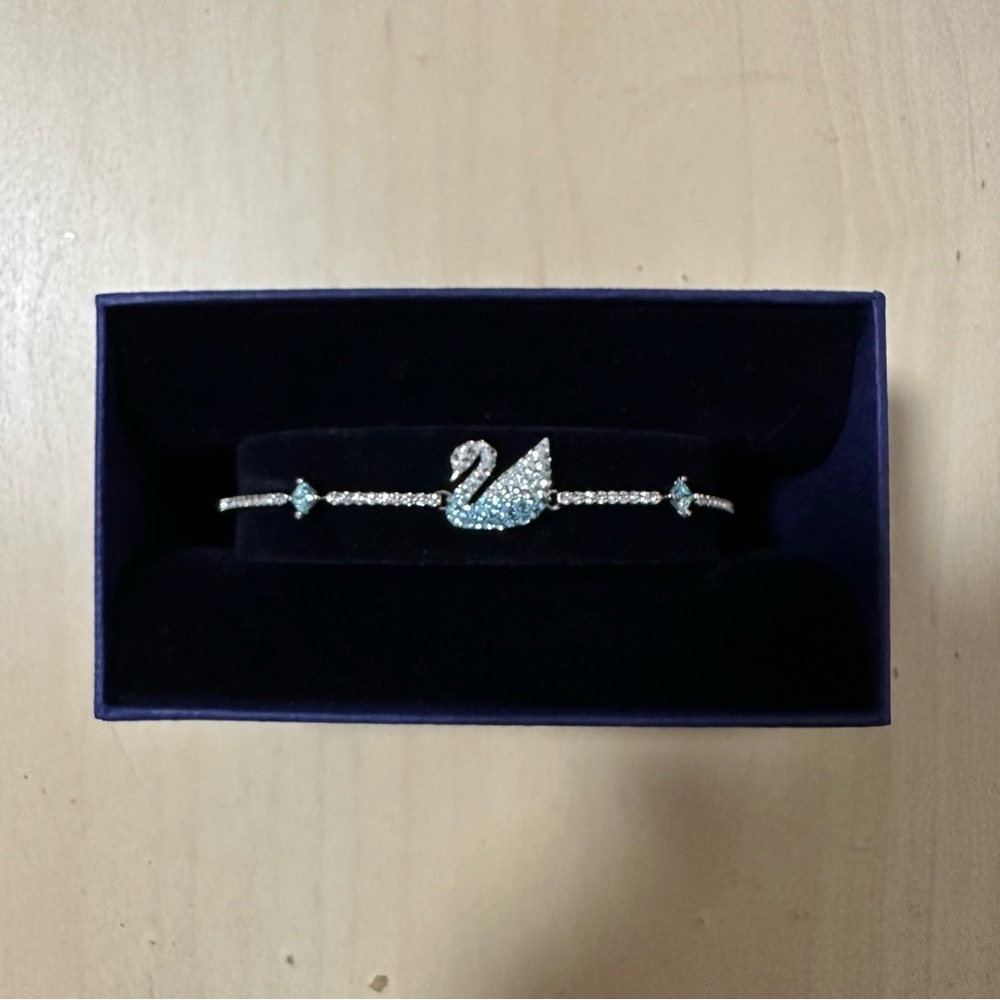 NWT Swarovski Iconic Swan Bangle